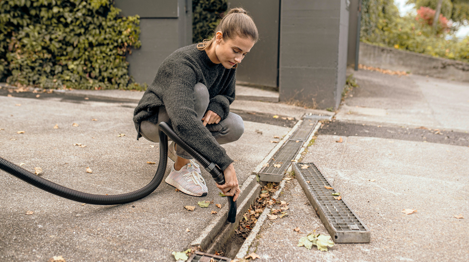 Nettoyer les cours anglaises et les rigoles de drainage Nettoyer les cours anglaises et les rigoles de drainage