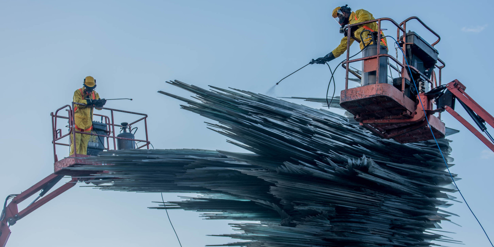 Das Team hoch in der Luft beim Reinigen Das Team von Kärcher hoch in der Luft beim Reinigen