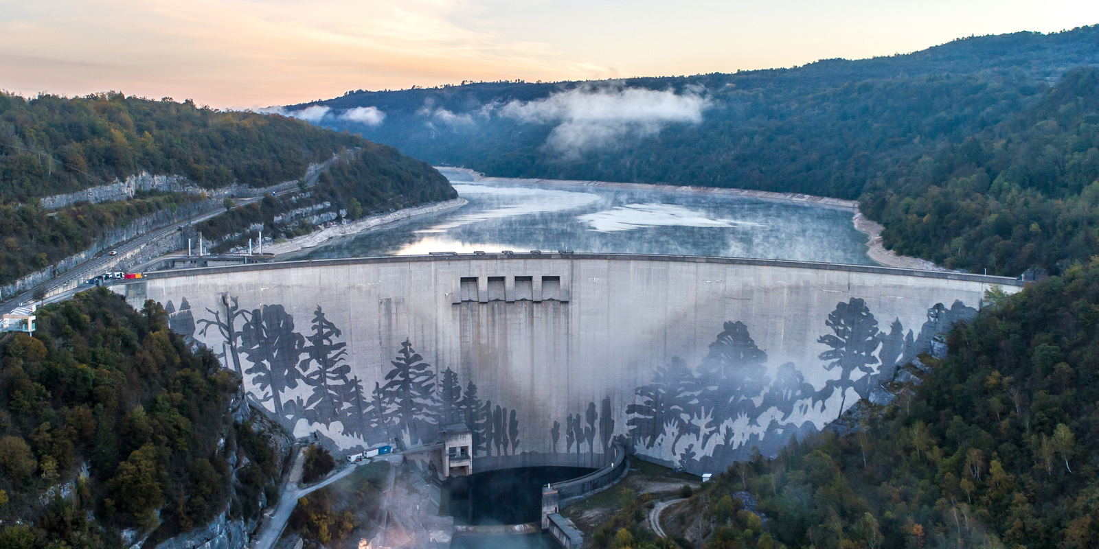 Reinigung des Reverse Graffiti Staudamms in Vouglans, Frankreich Kärcher reinigt den Reverse Graffiti Staudamm in Vouglans, Frankreich